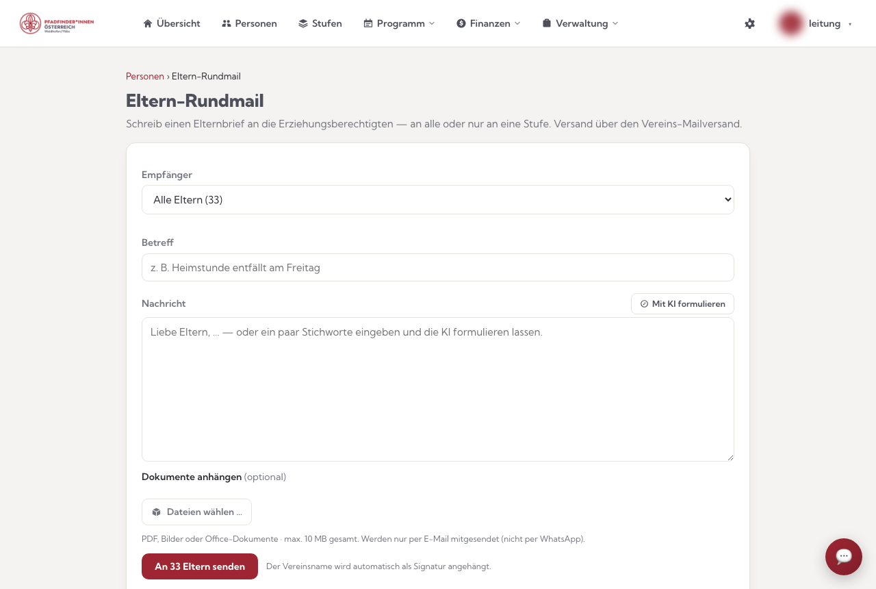 Die Eltern-Rundmail: Empfänger-Auswahl, Nachricht mit KI-Formulierhilfe, Dokument-Anhänge und WhatsApp-Teilen