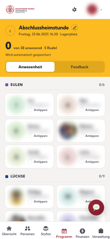 Die Anwesenheits-Kacheln am Handy: zwei Spalten, große Tippflächen, Tab-Leiste unten (Namen unkenntlich gemacht)